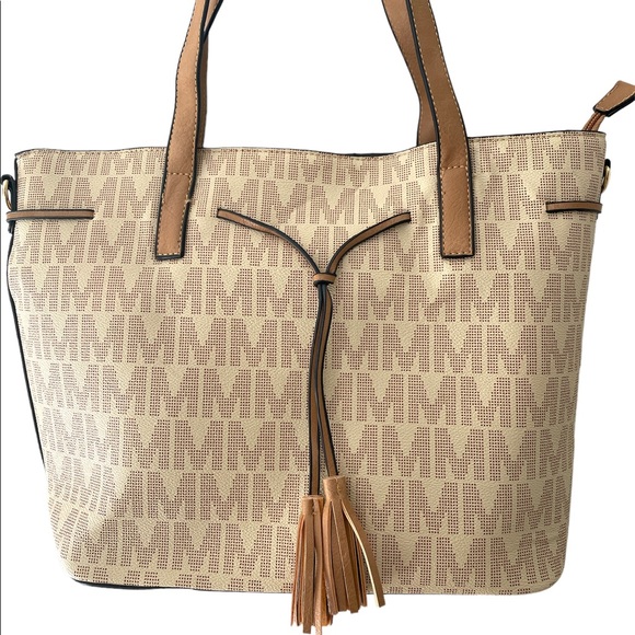 ✨ CREAM M TOTE✨ - Picture 2 of 5